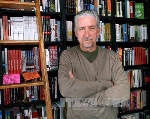 Tom Hayden-សកម្មជនដើម្បីសន្តិភាពបានចាកចេញទៅជារៀងរហូត